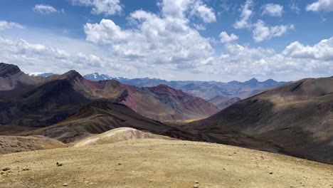 Unglaubliche-Aussicht-Auf-Die-Anden-In-Der-Nähe-Der-Regenbogenberge-Von-Peru