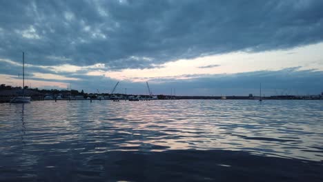 See-Oder-Ozean-Hafen-Bei-Sonnenuntergang-Boote-Und-Yachten-In-Der-Ferne