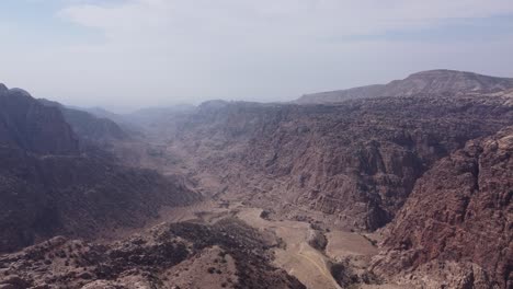 Impresionante-Vista-De-Un-Gran-Cañón-En-Jordania