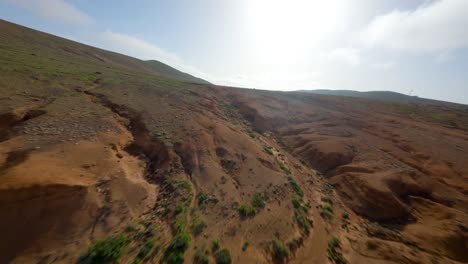 Fuerteventura-Dry-Landscape-Fpv-Tauche-Ein-In-Dreck-Knacke-Slowmotion-50fps