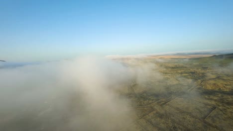 Fuerteventura-Fpv-Tauche-In-Den-Morgenstunden-Slowmotion-50fps-Durch-Die-Wolken-In-Die-Vulkaninsel-Ein