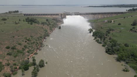 El-Río-Vaal-En-Sudáfrica-Se-Inunda-Cuando-La-Represa-Hidroeléctrica-Libera-Agua-De-Manantial-Alta
