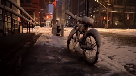 Schneebedecktes-Fahrrad-In-Soho,-Manhattan-Während-Des-Verschneiten-Morgens-Vor-Sonnenaufgang