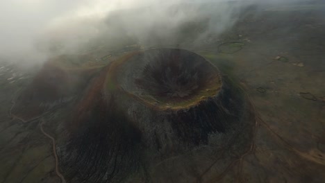 Sumergirse-En-Un-Cráter-Volcánico-En-Fuerteventura-A-Través-De-Las-Nubes-En-Lo-Profundo-Del-Vlucan-Durante-La-Hermosa-Puesta-De-Sol