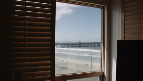 Blick-Auf-Den-Imperial-Beach-Pier-Durch-Ein-Fenster-In-San-Diego-County,-Kalifornien,-Vereinigte-Staaten