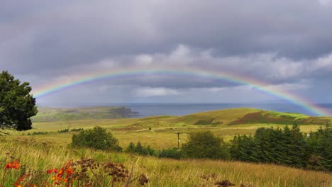 Regenbogen-über-Einem-Feld-Und-Klippen-Auf-Der-Isle-Of-Skye-In-Schottland-An-Einem-Stürmischen-Tag