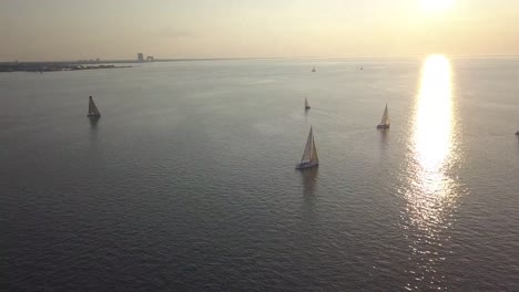 Eine-Egatta-Von-Segelbooten-In-New-Orleans
