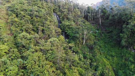 Atemberaubende-Luftaufnahmen-Hoch-Oben-In-Den-Bergen-Von-Papua,-Indonesien