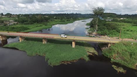 El-Puente-Mbalmayo-Se-Puede-Ver-Desde-Lo-Alto-Con-Automóviles-Y-Vehículos-Todoterreno-Que-Circulan-Por