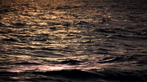 Schöne-Wellen,-Die-Im-Morgengrauen-Am-Gardasee-Vorbeiziehen,-Vom-Wind-Bewegt,-Am-Gardasee-Im-Norden-Italiens