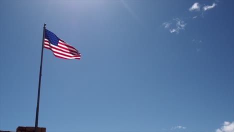 Amerikanische-Flagge-Vor-Blauem-Himmel-Weht-Im-Wind