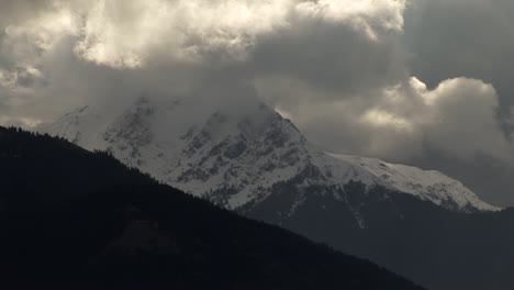 Berggipfel-Mit-Schnee-Um-Die-Wolken-In-Griechenland