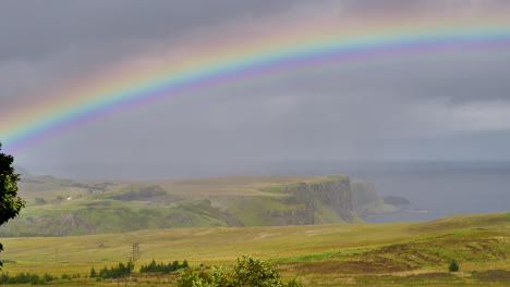 Regenbogen-über-Wiesen-Und-Klippen-Auf-Der-Isle-Of-Skye-In-Schottland-Mit-Wolken