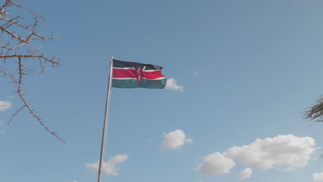 Eine-Statische-Aufnahme-Der-Kenianischen-Flagge,-Die-Im-Wind-Weht