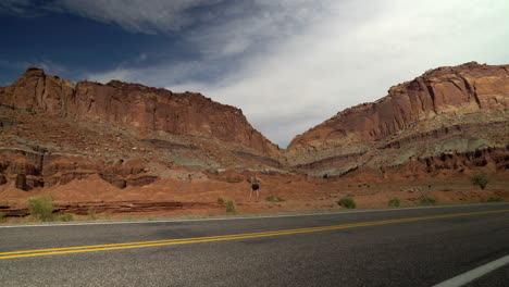 Mujer-Mirando-Rocas-Del-Desierto-En-Utah-En-Vacaciones-De-Verano