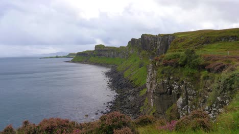 Beeindruckende-Klippen-Auf-Der-Isle-Of-Skye-In-Schottland-An-Einem-Windigen-Tag