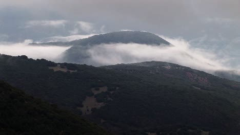 Timelapse-De-Nubes-Que-Cubren-La-Colina-En-Grecia-Continental