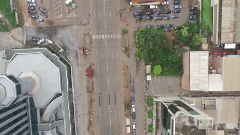 In-Dieser-Aufnahme-Ist-Die-Stadtparade-Von-Yaounde-Unten-Zu-Sehen-[[während-Die-Drohne-Schnell-über-Die-Straßen-Unten-Schwenkt
