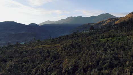 Atemberaubende-Luftaufnahmen-Von-Authentischen-Hütten-In-Papua,-Hoch-Oben-In-Den-Bergen-Von-Papua,-Indonesien
