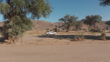 Siguiendo-La-Vista-Lateral-Del-Vehículo-Conduciendo-En-El-Desierto