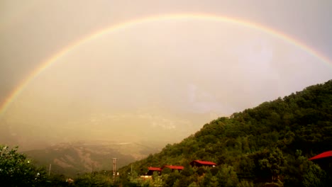Schöner-Regenbogen-über-Einem-Dorf-Im-Wald-In-Den-Tzoumerka-bergen-In-Griechenland