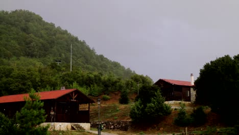 Lloviendo-En-Un-Pueblo-Con-Casas-De-Madera-En-El-Bosque-En-Las-Montañas-Tzoumerka-En-Grecia