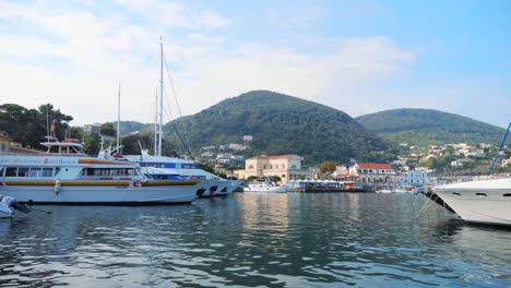 Ischia-Hafen,-Schöne-Yachten-Und-Blaues-Wasser