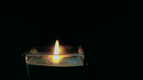 Ausblasen-Einer-Kerze,-Rauch-In-Zeitlupe,-Vor-Schwarzem-Hintergrund