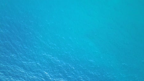 Mar-Azul-Tranquilo-Desde-Un-Dron