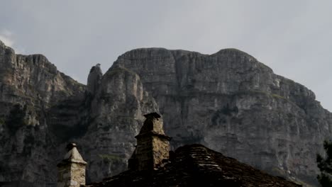Ein-Traditionelles-Steindach-Im-Dorf-Papigo-In-Griechenland-Mit-Dem-Berg-Tymfi-Im-Hintergrund