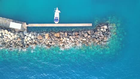 Mar-Azul-Tranquilo-Desde-Un-Dron