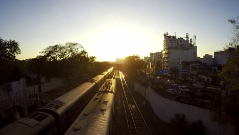 Zug-Verlässt-Den-Bahnhof-Während-Des-Sonnenuntergangs-In-Chennai,-Indien