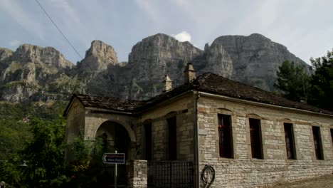 Papigo-Dorf-In-Griechenland-Mit-Tymfi-Berg-Im-Hintergrund