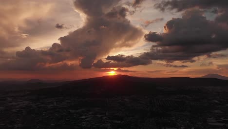 Antenne:-Sonnenuntergang-über-Der-Stadt-Mit-Wolken