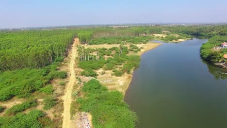 Drohnenaufnahmen-Vom-Fliegen-über-Einen-Stauwasserkanal-In-Pondichery,-Indien,-Mit-Einer-Schwenkbewegung