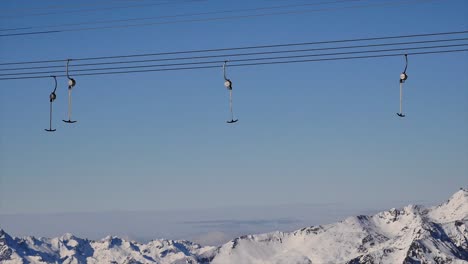 Statischer-Schuss-Des-T-bar-skilifts,-Der-Sich-Am-Sonnigen-Blauen-Himmelstag-Im-Skigebiet-über-Den-Bergen-Bewegt