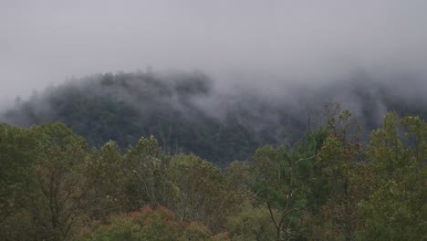 Lapso-De-Tiempo-De-Niebla-Rodando-Sobre-Las-Montañas