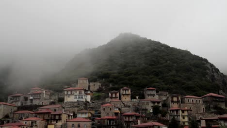 Nebel-über-Dem-Schönen-Dorf-Stemnitsa-In-Griechenland