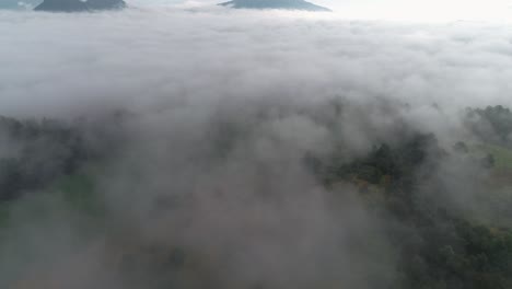 Mit-Einer-Drohne-Auf-Einen-Mit-Wolken-Gefüllten-Berg-Schwenken
