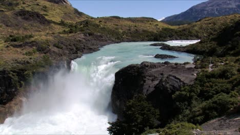 La-Cascada-Salto-Grande-En-El-Río-Paine-En-El-Parque-Nacional-Torres-Del-Paine-En-Chile