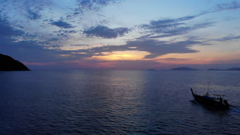 Ein-Thailändisches-Märchenboot,-Das-Dem-Sonnenuntergang-Entgegen-Segelt