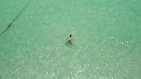 Hombre-Nadando-En-El-Agua-Clara-Del-Océano-En-Cámara-Lenta