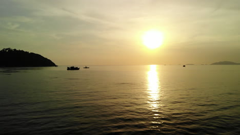 Thailändisches-Märchenboot-Mit-Goldenem-Sonnenuntergang-Im-Hintergrund