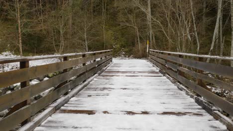 Point-of-View-Video-Zu-Fuß-über-Eine-Schneebedeckte-Brücke