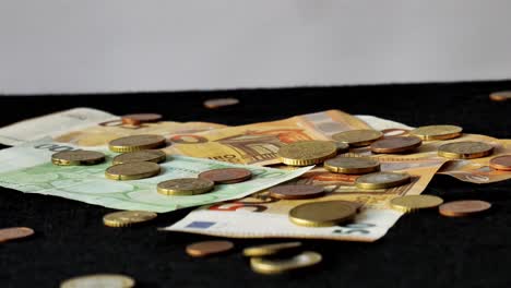 Münzen,-Die-Umgekehrt-Auf-Euro-Banknoten-Fallen