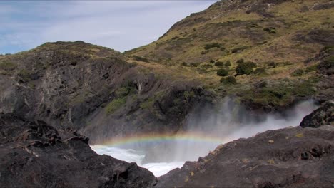 Ein-Regenbogen-Bildet-Sich-über-Dem-Wasserfall-Salto-Grande-Am-Fluss-Paine-Im-Nationalpark-Torres-Del-Paine-In-Chile