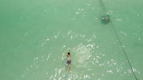Hombre-Nadando-Estilo-Libre-Y-Cambiando-A-Espalda