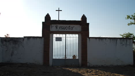 Eingang-Zum-Alten-Felsenfriedhof-In-Guane-Kolumbien