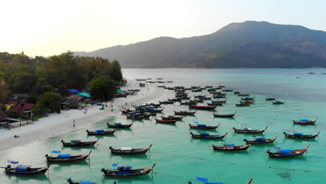 Fliegen-Sie-über-Boote,-Die-Bei-Sonnenaufgang-In-Thailand-An-Einem-Paradiesischen-Strand-Verankert-Sind