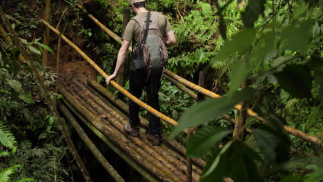 Puente-De-Bambú-Turistas-Caminando-A-Cámara-Lenta